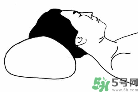 落枕能冰敷嗎？落枕應該冷敷還是熱敷？