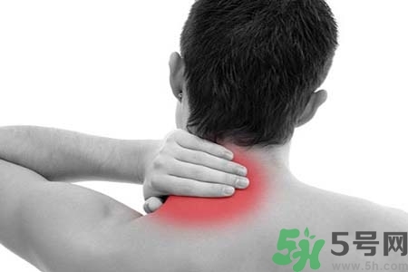 落枕能冰敷嗎？落枕應該冷敷還是熱敷？