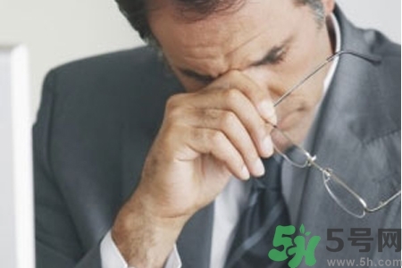 眼睛干澀看東西模糊用什么眼藥水？