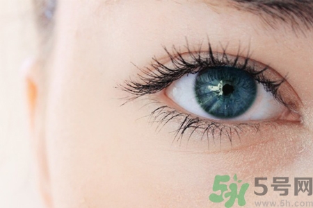 眼睛干澀是什么原因？眼睛干澀用什么眼藥水？