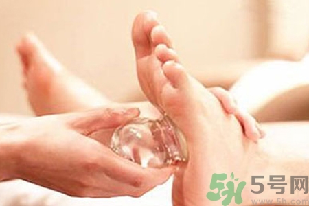 腳底可以拔罐嗎？腳底拔火罐有什么好處？
