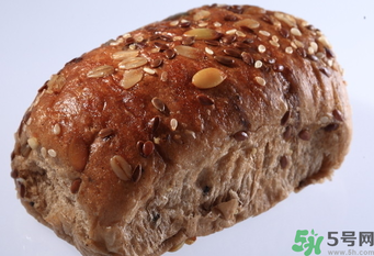 晚上吃全麥面包會(huì)胖嗎？吃全麥面包會(huì)胖嗎？