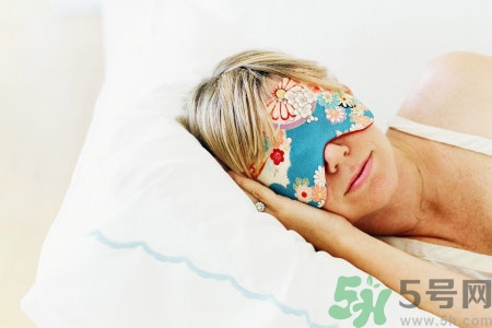 睡前喝酒有助于睡眠嗎？睡前喝酒對(duì)身體有哪些危害？