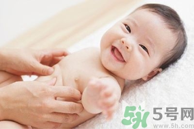 爽身粉什么牌子好？爽身粉和痱子粉的區(qū)別
