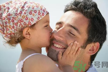 爸爸帶孩子的好處是？爸爸帶孩子和媽媽帶孩子的區(qū)別