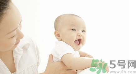 給寶寶斷奶寶寶哭的厲害怎么辦？給寶寶斷奶的正確方法
