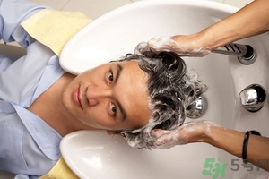 脫發(fā)用鹽水洗頭好嗎？鹽水洗頭治脫發(fā)嗎？