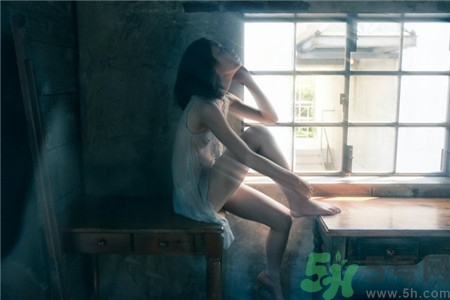 處女第一次緊張?jiān)趺崔k？處女第一次都會(huì)出血嗎？