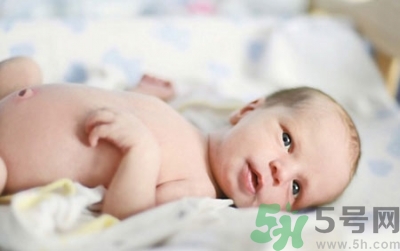新生兒肚臍可以碰水嗎？新生兒肚臍沒脫落能洗澡嗎？