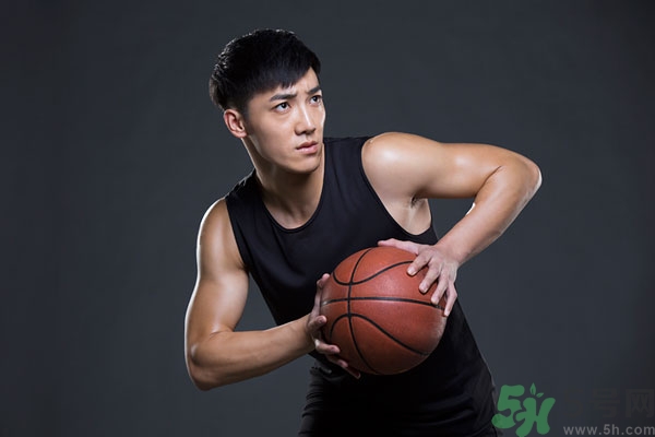 打籃球崴腳了怎么快速恢復(fù)？打籃球腳崴了腫了怎么辦？