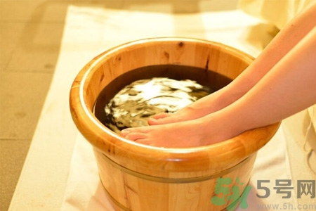 秋天泡腳加什么好？秋季泡腳有什么好處？
