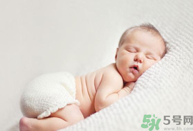 嬰兒秋天拉肚子怎么辦？秋天嬰兒拉肚子怎么辦？