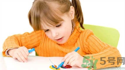 孩子左撇子怎么辦？孩子左撇子需要糾正嗎？