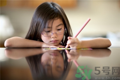 孩子左撇子怎么辦？孩子左撇子需要糾正嗎？