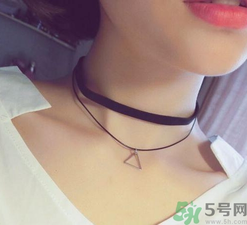 choker項(xiàng)鏈怎么搭配衣服？choker蕾絲項(xiàng)鏈搭配