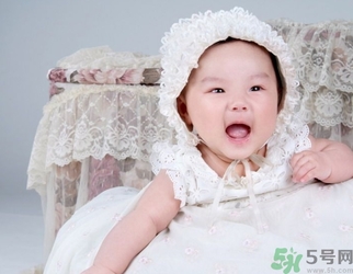 寶寶睡覺翻來覆去是怎么回事？寶寶睡覺喜歡亂動怎么辦？