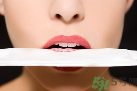 嘴巴起皮是上火了嗎？嘴巴干裂起皮是什么原因？