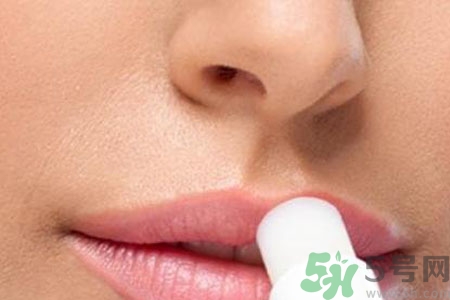 嘴巴起皮很干怎么辦？嘴巴起皮很干怎么回事？