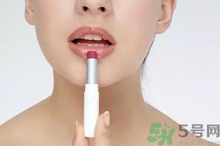嘴巴起皮是缺什么？嘴巴起皮是缺維生素嗎？