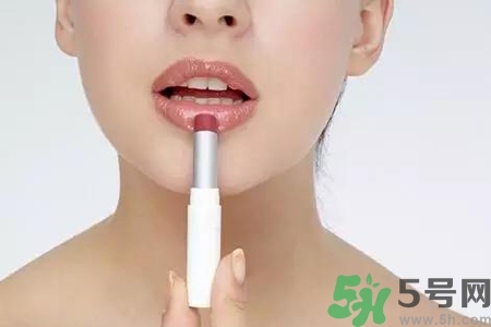 嘴巴起皮吃什么蔬菜好？嘴巴起皮吃什么好的快？