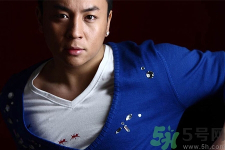 男性耳飾怎么挑選？男生耳釘左右耳的含義是什么？