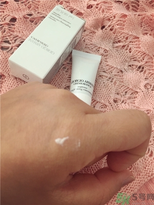 阿瑪尼黑鑰匙至臻奐顏精華乳怎么樣？阿瑪尼黑鑰匙精華乳好用嗎？