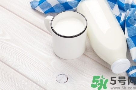 核桃奶和純牛奶哪個(gè)營(yíng)養(yǎng)價(jià)值比較高？核桃奶和純牛奶的區(qū)別