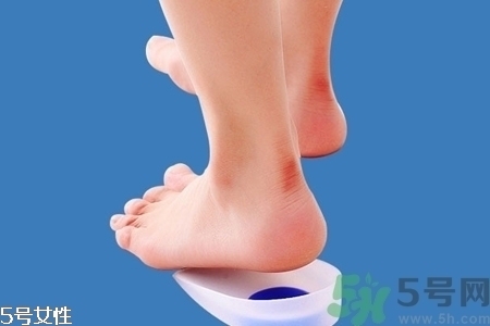 腳后跟腫是什么原因引起的？腳后跟腫怎么辦？