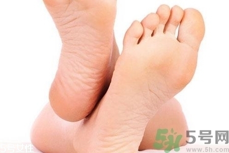 腳后跟腫是什么原因引起的？腳后跟腫怎么辦？