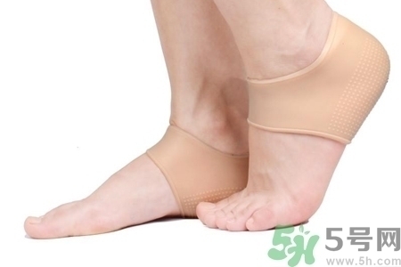 腳后跟腫是什么原因引起的？腳后跟腫怎么辦？