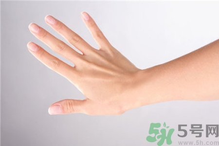 指甲變白是怎么回事？指甲發(fā)白是缺什么嗎？