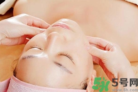 面部刮痧用什么精油好？面部精油刮痧有什么好處？