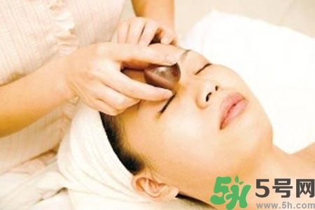 面部刮痧用什么精油好？面部精油刮痧有什么好處？