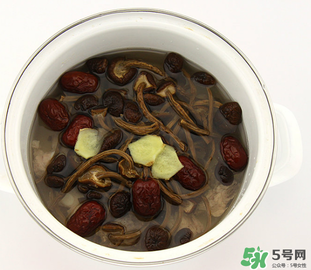 燉排骨什么時(shí)候放鹽最好？燉排骨放什么調(diào)料？