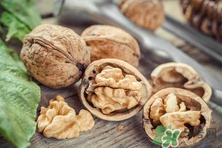 吃核桃能治療脫發(fā)嗎？脫發(fā)吃核桃有用嗎？