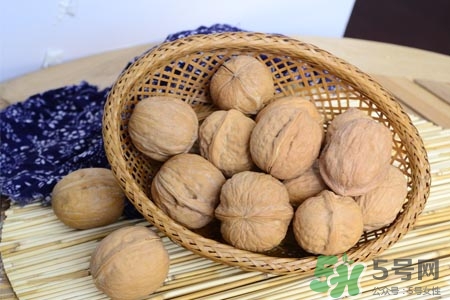吃核桃能補(bǔ)腦嗎？吃核桃為什么能補(bǔ)腦？