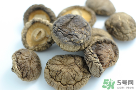 干香菇和鮮香菇的區(qū)別？干香菇和鮮香菇哪個(gè)好？