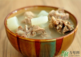 排骨湯為什么是白色的？排骨湯怎么熬成乳白色的？