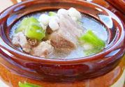 排骨湯為什么是白色的？排骨湯怎么熬成乳白色的？