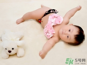 冬天出生的寶寶穿什么衣服？冬天出生的寶寶要準(zhǔn)備什么衣服？