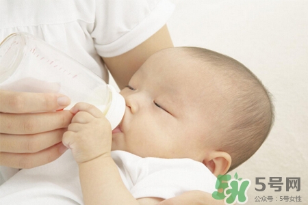 寶寶第一口輔食吃什么最好？寶寶第一口輔食怎么吃？