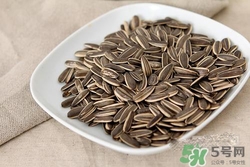 南瓜子和葵花籽哪個(gè)好？南瓜子和葵花籽區(qū)別？