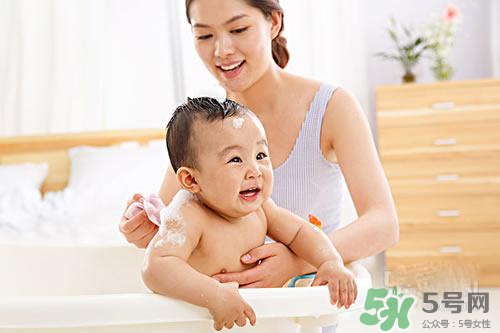 寶寶冬天多久洗一次澡？寶寶冬天洗澡水溫多少度合適？