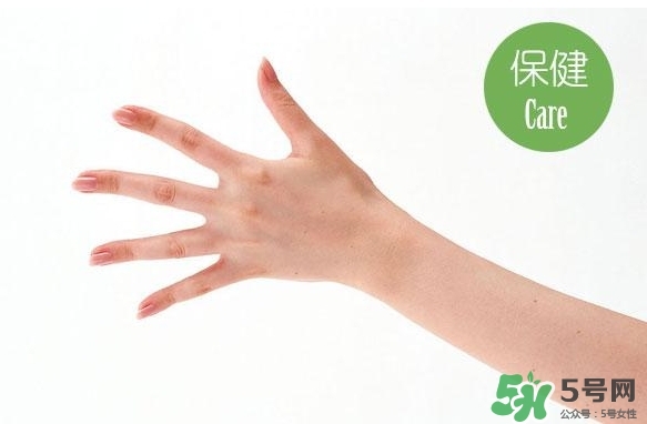 睡覺睡到半夜手麻是怎么回事？睡覺睡到半夜手麻怎么辦？