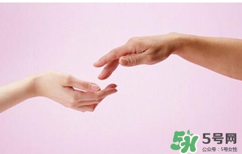 睡覺睡到半夜手麻是怎么回事？睡覺睡到半夜手麻怎么辦？