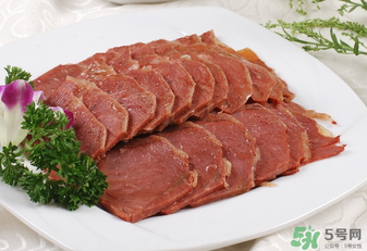 吃狗肉會(huì)得狂犬病嗎？吃狗肉會(huì)不會(huì)得狂犬?。?></p><h3>吃狗肉會(huì)得狂犬病嗎</h3><p>吃狗肉一般不會(huì)得狂犬病。狂犬病是由狂犬病毒所致的自然疫源性人畜共患急性傳染病。流行性廣，病死率極高，幾乎為100%。人狂犬病通常由病獸以咬傷的方式傳給人人體而受到感染。臨床表現(xiàn)為特有的恐水、恐聲、怕風(fēng)、恐懼不安、咽肌痙攣、進(jìn)行性癱瘓等。由于死亡率極高，預(yù)防非常重要，只要狗肉進(jìn)行了充分 的煮熟，就可以殺滅病毒，一般不會(huì)得狂犬病。</p><p style=