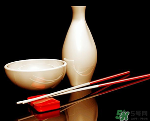 白酒可以帶上飛機(jī)嗎？飛機(jī)可以托運(yùn)白酒嗎？