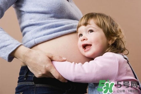 寶寶冬天應(yīng)該穿幾件衣服最好？冬天寶寶穿多少衣服合適？