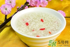 產(chǎn)婦喝米酒后還能喂奶嗎？哺乳期喝米酒會(huì)影響喂奶嗎？