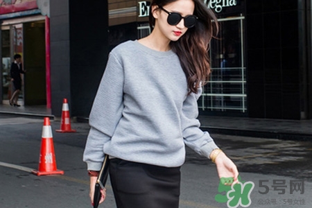 冬天衛(wèi)衣里面穿什么？套頭衛(wèi)衣里面還穿衣服么？